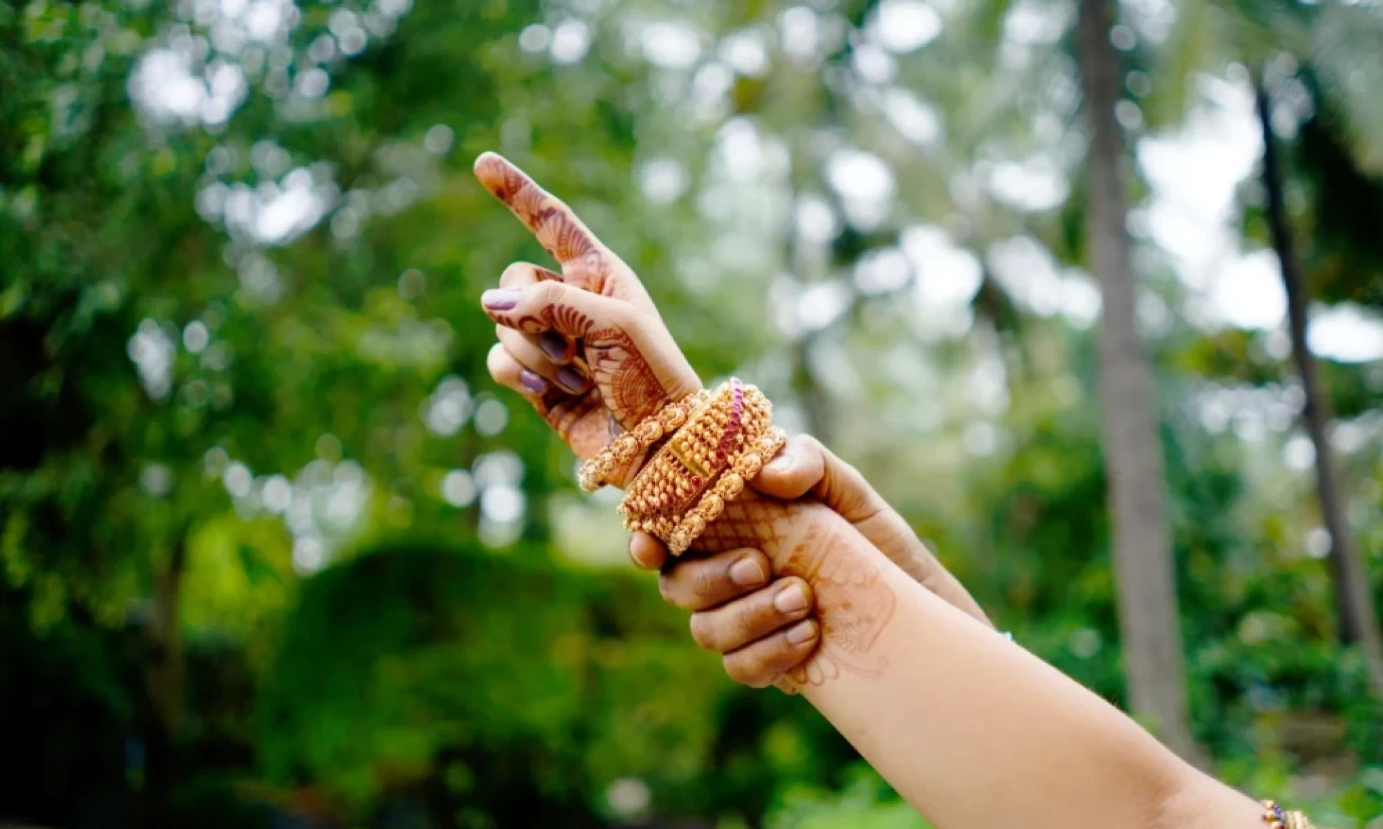 Couple performing a South Indian ritual on their wedding day, captured by sidphoto.